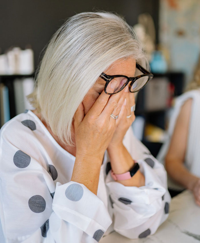 Mom Is Losing Sleep After Finding Out Who Her Son’s GF Is, People Shrug Their Shoulders As He’s Already 19 Mom Is Losing Sleep After Finding Out Who Her Son’s GF Is, People Shrug Their Shoulders As He’s Already 19