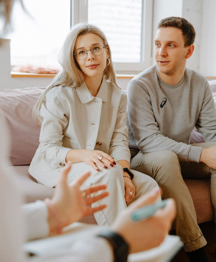 Mom Is Losing Sleep After Finding Out Who Her Son’s GF Is, People Shrug Their Shoulders As He’s Already 19 Mom Is Losing Sleep After Finding Out Who Her Son’s GF Is, People Shrug Their Shoulders As He’s Already 19