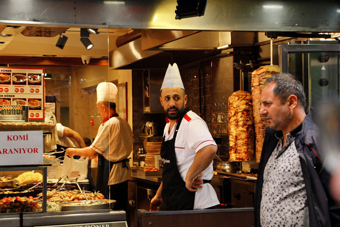 Man Ruins His First Date In Record Time, Then Gets Chased Out Of A Restaurant By Six Angry Chefs Man Ruins His First Date In Record Time, Then Gets Chased Out Of A Restaurant By Six Angry Chefs