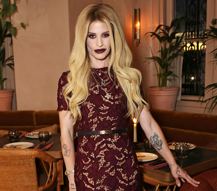 Kelly Osbourne Reveals Details Of Striking 28-Lb Weight Gain And Addresses Plastic Surgery Claims Kelly Osbourne Reveals Details Of Striking 28-Lb Weight Gain And Addresses Plastic Surgery Claims