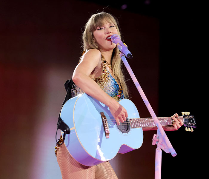 Pop Star Blasted For Seemingly “Unhygienic” Move On Stage, As Fans Drag Taylor Swift Into The Conversation Pop Star Blasted For Seemingly “Unhygienic” Move On Stage, As Fans Drag Taylor Swift Into The Conversation