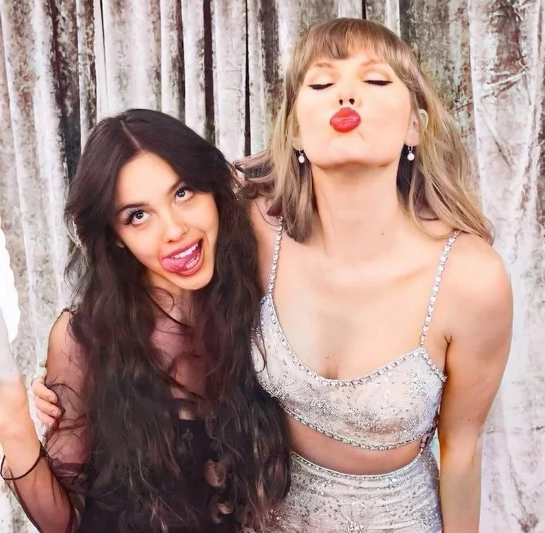 Pop Star Blasted For Seemingly “Unhygienic” Move On Stage, As Fans Drag Taylor Swift Into The Conversation Pop Star Blasted For Seemingly “Unhygienic” Move On Stage, As Fans Drag Taylor Swift Into The Conversation