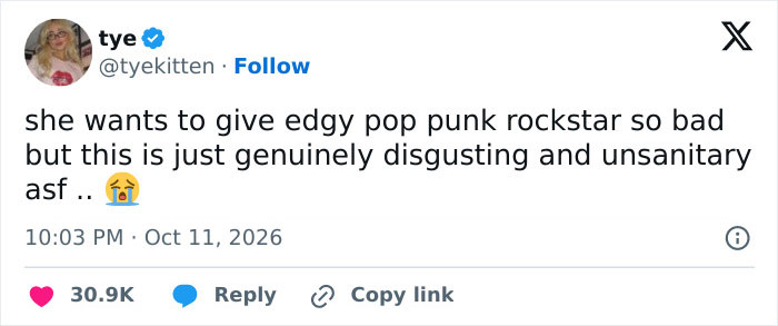 Pop Star Blasted For Seemingly “Unhygienic” Move On Stage, As Fans Drag Taylor Swift Into The Conversation Pop Star Blasted For Seemingly “Unhygienic” Move On Stage, As Fans Drag Taylor Swift Into The Conversation