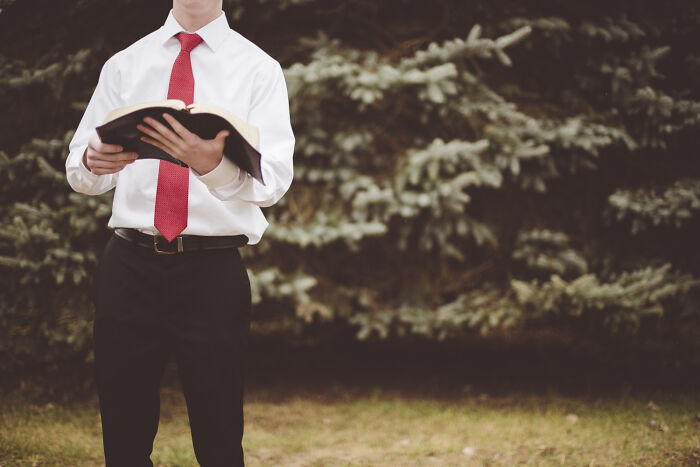 “Believe The Earth Is Pear Shaped”: 41 Lesser-Known Cults That Continue To Operate Today “Believe The Earth Is Pear Shaped”: 41 Lesser-Known Cults That Continue To Operate Today