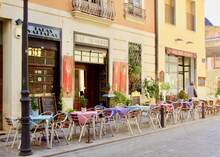 Expat New Yorker Slams European Customer Service, Igniting A Global Debate Over Dining Out