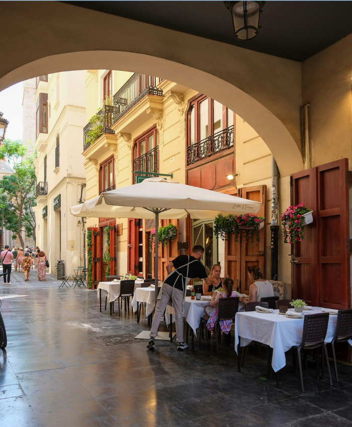 Expat New Yorker Slams European Customer Service, Igniting A Global Debate Over Dining Out