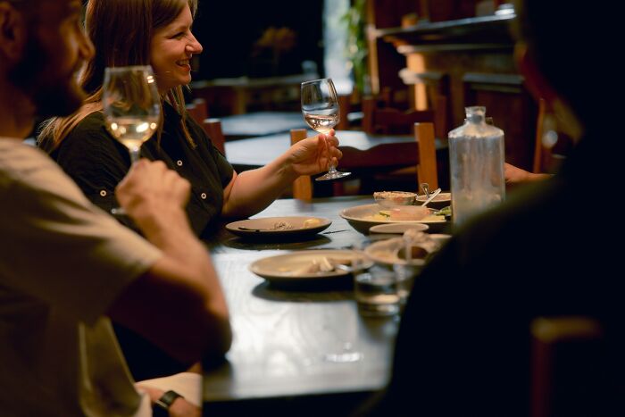 Expat New Yorker Slams European Customer Service, Igniting A Global Debate Over Dining Out