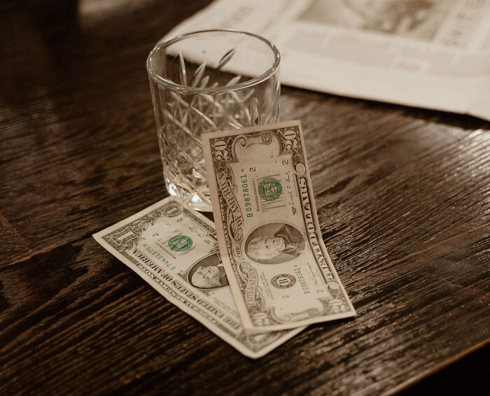 “New Level Of Entitlement”: California Bar Publicly Shames Customers Over Tip, But It Massively Backfires