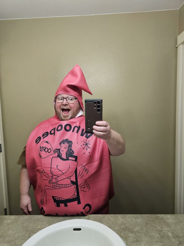25 Low-Effort Halloween Costumes That Could Still Secure A Win At The Costume Contest