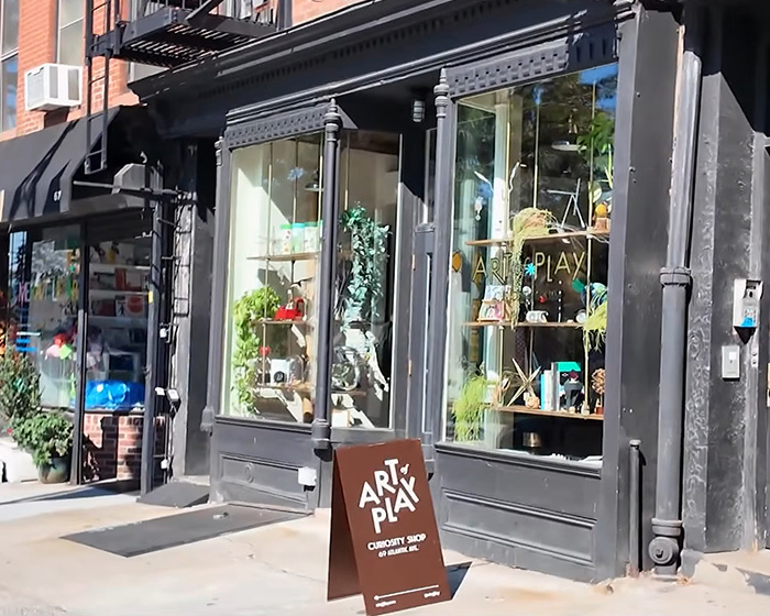 Leaked Security Footage Sheds New Light On Kelly Clarkson’s Feud With Brooklyn Shopkeeper