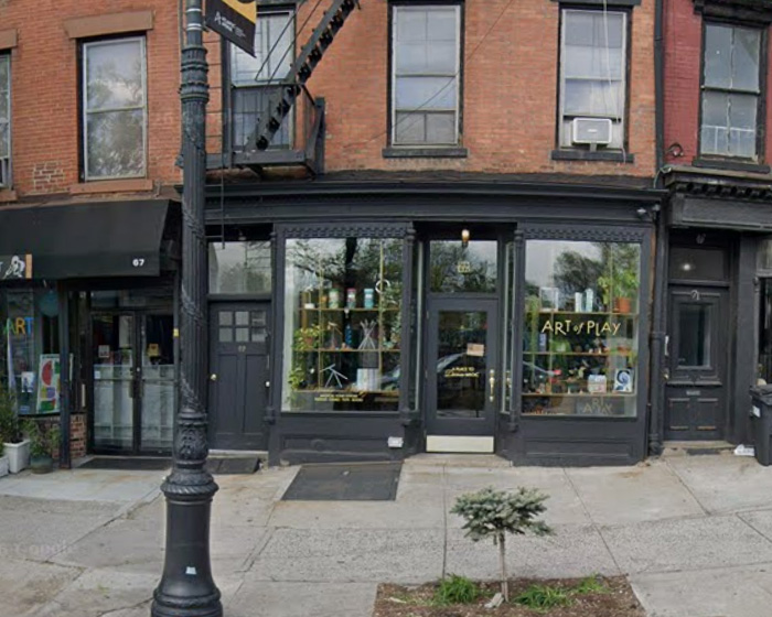 Leaked Security Footage Sheds New Light On Kelly Clarkson’s Feud With Brooklyn Shopkeeper