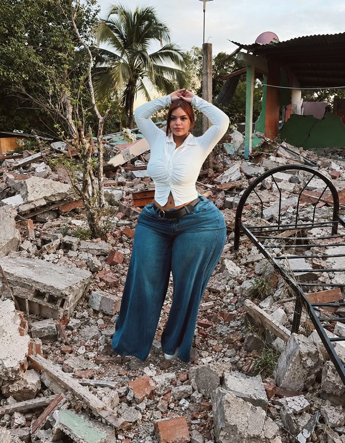 Plus-Size Model Who Gained Fame Because She Couldn’t Fit In Plane Seats Reignites Controversy With Earthquake Photos Plus-Size Model Who Gained Fame Because She Couldn’t Fit In Plane Seats Reignites Controversy With Earthquake Photos
