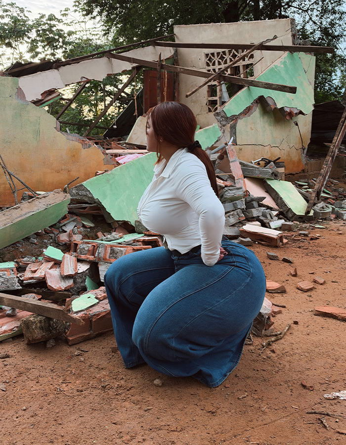 Plus-Size Model Who Gained Fame Because She Couldn’t Fit In Plane Seats Reignites Controversy With Earthquake Photos Plus-Size Model Who Gained Fame Because She Couldn’t Fit In Plane Seats Reignites Controversy With Earthquake Photos