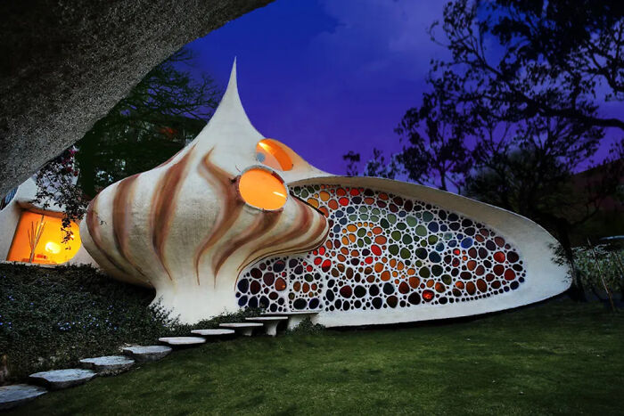 “Looks Almost Alive”: 72 Strange Buildings That Prove Architects Don’t Always Play By The Rules “Looks Almost Alive”: 72 Strange Buildings That Prove Architects Don’t Always Play By The Rules