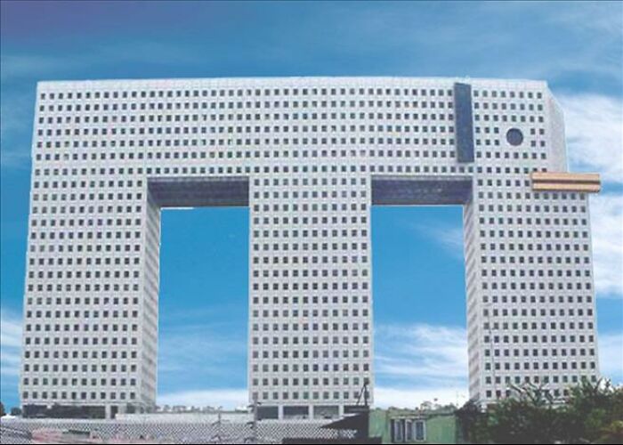 “Looks Almost Alive”: 72 Strange Buildings That Prove Architects Don’t Always Play By The Rules “Looks Almost Alive”: 72 Strange Buildings That Prove Architects Don’t Always Play By The Rules