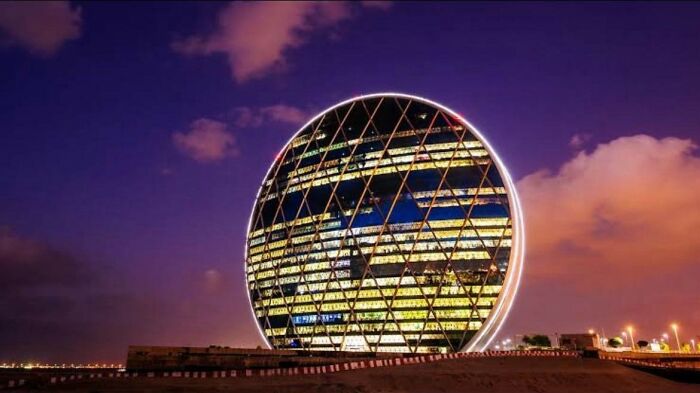 “Looks Almost Alive”: 72 Strange Buildings That Prove Architects Don’t Always Play By The Rules “Looks Almost Alive”: 72 Strange Buildings That Prove Architects Don’t Always Play By The Rules