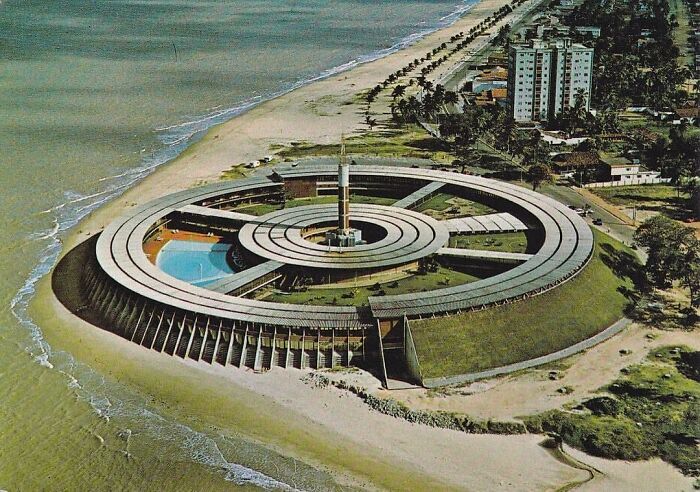 “Looks Almost Alive”: 72 Strange Buildings That Prove Architects Don’t Always Play By The Rules “Looks Almost Alive”: 72 Strange Buildings That Prove Architects Don’t Always Play By The Rules