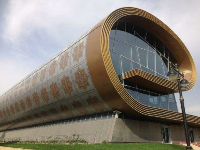 “Looks Almost Alive”: 72 Strange Buildings That Prove Architects Don’t Always Play By The Rules “Looks Almost Alive”: 72 Strange Buildings That Prove Architects Don’t Always Play By The Rules