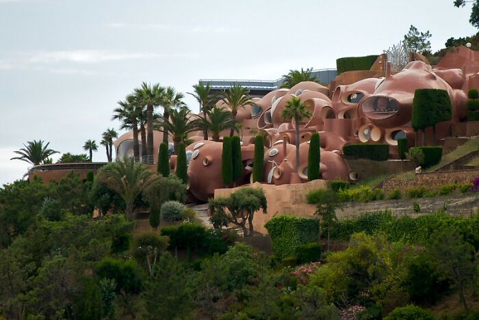 “Looks Almost Alive”: 72 Strange Buildings That Prove Architects Don’t Always Play By The Rules “Looks Almost Alive”: 72 Strange Buildings That Prove Architects Don’t Always Play By The Rules