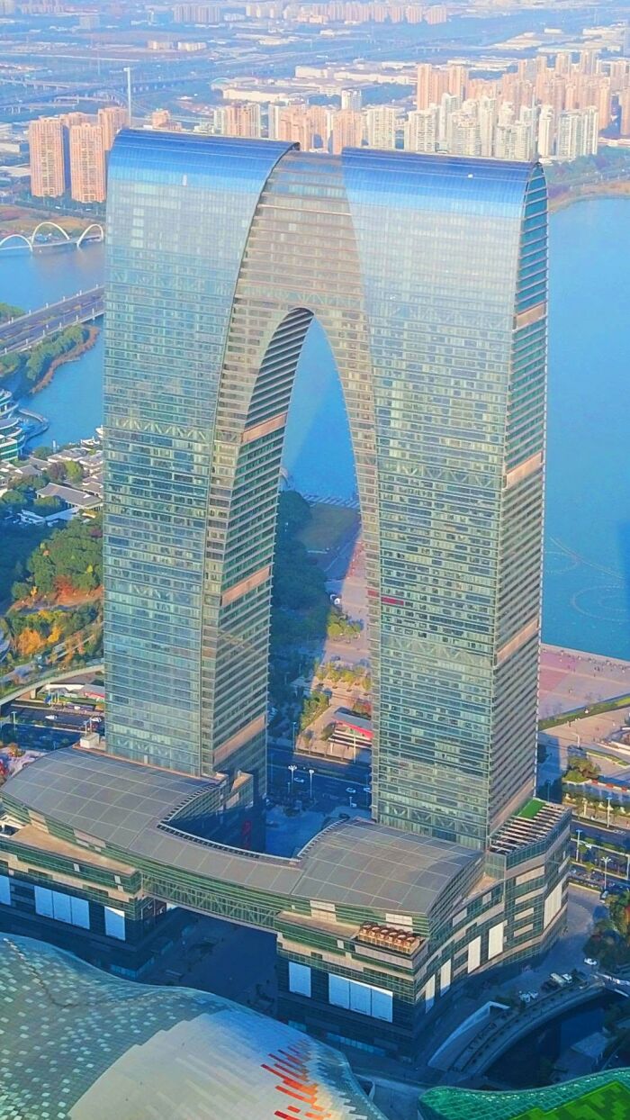 “Looks Almost Alive”: 72 Strange Buildings That Prove Architects Don’t Always Play By The Rules “Looks Almost Alive”: 72 Strange Buildings That Prove Architects Don’t Always Play By The Rules
