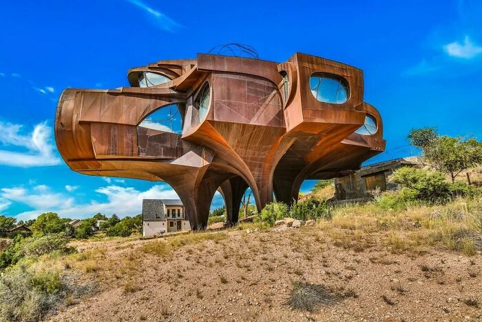“Looks Almost Alive”: 72 Strange Buildings That Prove Architects Don’t Always Play By The Rules “Looks Almost Alive”: 72 Strange Buildings That Prove Architects Don’t Always Play By The Rules