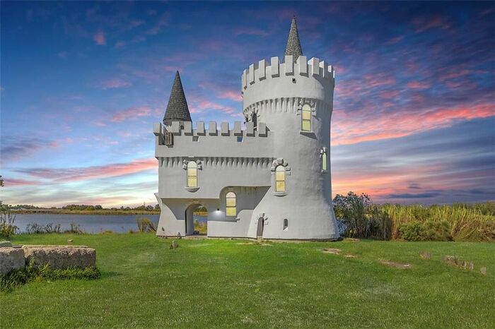 “Looks Almost Alive”: 72 Strange Buildings That Prove Architects Don’t Always Play By The Rules “Looks Almost Alive”: 72 Strange Buildings That Prove Architects Don’t Always Play By The Rules