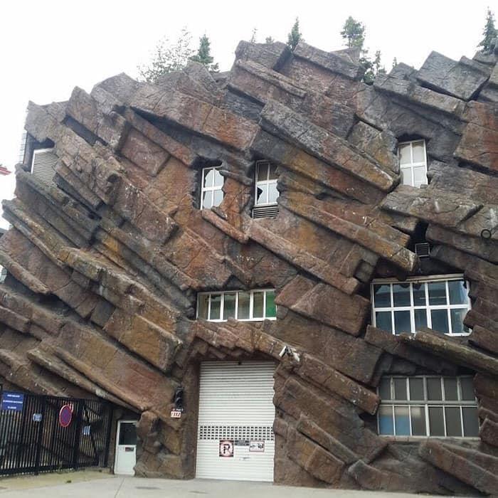 “Looks Almost Alive”: 72 Strange Buildings That Prove Architects Don’t Always Play By The Rules “Looks Almost Alive”: 72 Strange Buildings That Prove Architects Don’t Always Play By The Rules