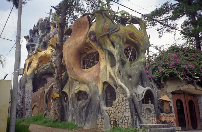 “Looks Almost Alive”: 72 Strange Buildings That Prove Architects Don’t Always Play By The Rules “Looks Almost Alive”: 72 Strange Buildings That Prove Architects Don’t Always Play By The Rules