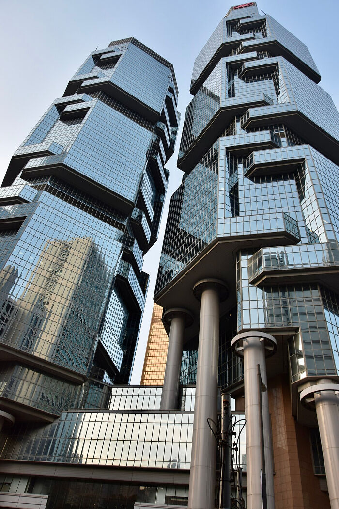 “Looks Almost Alive”: 72 Strange Buildings That Prove Architects Don’t Always Play By The Rules “Looks Almost Alive”: 72 Strange Buildings That Prove Architects Don’t Always Play By The Rules