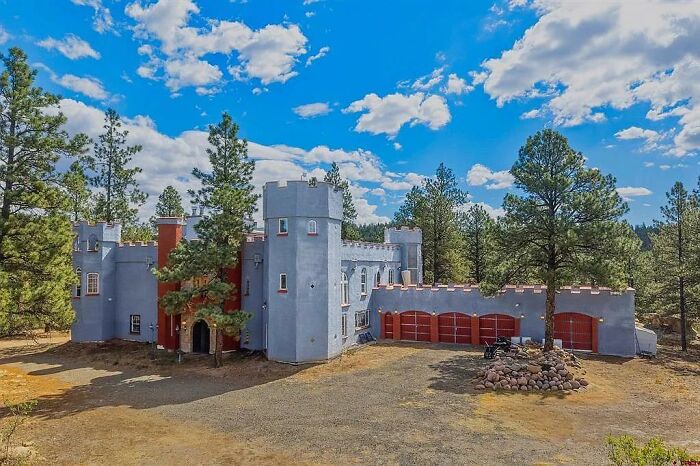 “Looks Almost Alive”: 72 Strange Buildings That Prove Architects Don’t Always Play By The Rules “Looks Almost Alive”: 72 Strange Buildings That Prove Architects Don’t Always Play By The Rules