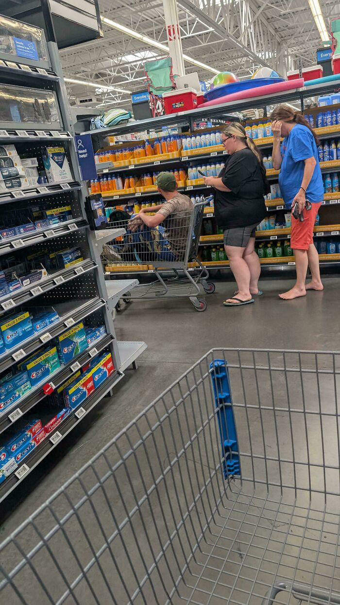 Walmart Is Its Own Little Ecosystem And These 70 Local Residents Are Truly Bizarre Specimens Walmart Is Its Own Little Ecosystem And These 70 Local Residents Are Truly Bizarre Specimens