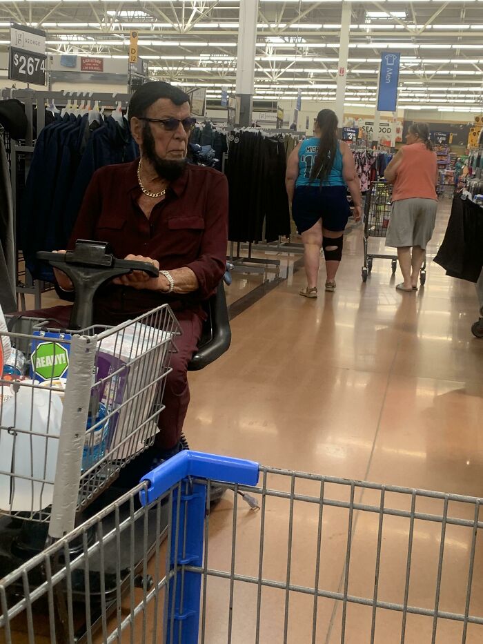 Walmart Is Its Own Little Ecosystem And These 70 Local Residents Are Truly Bizarre Specimens Walmart Is Its Own Little Ecosystem And These 70 Local Residents Are Truly Bizarre Specimens