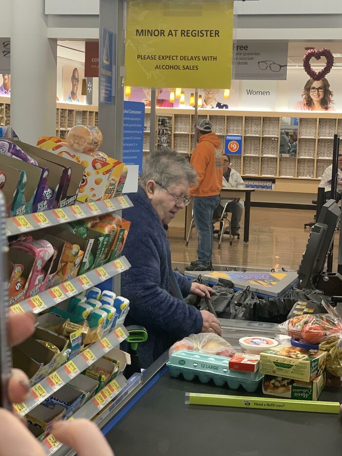 Walmart Is Its Own Little Ecosystem And These 70 Local Residents Are Truly Bizarre Specimens Walmart Is Its Own Little Ecosystem And These 70 Local Residents Are Truly Bizarre Specimens