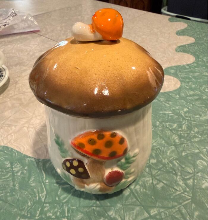 84 Amazing Thrift Store Finds That Might Make Your Inner Grandma Happy