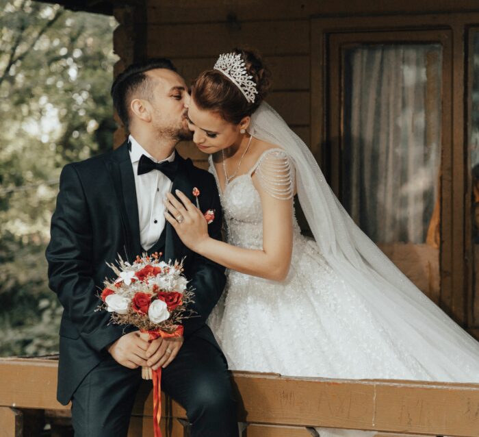 Entitled Bride Takes Over Man’s Porch For Wedding Pics, Starts Crying When He Kicks Her Out Hours Later Entitled Bride Takes Over Man’s Porch For Wedding Pics, Starts Crying When He Kicks Her Out Hours Later