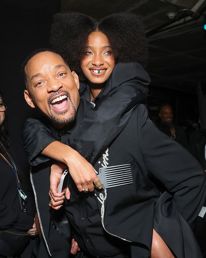 “No Idea What I Just Watched”: Will Smith’s Daughter Willow Roasted Over Bizarre Behavior During Live Performance “No Idea What I Just Watched”: Will Smith’s Daughter Willow Roasted Over Bizarre Behavior During Live Performance