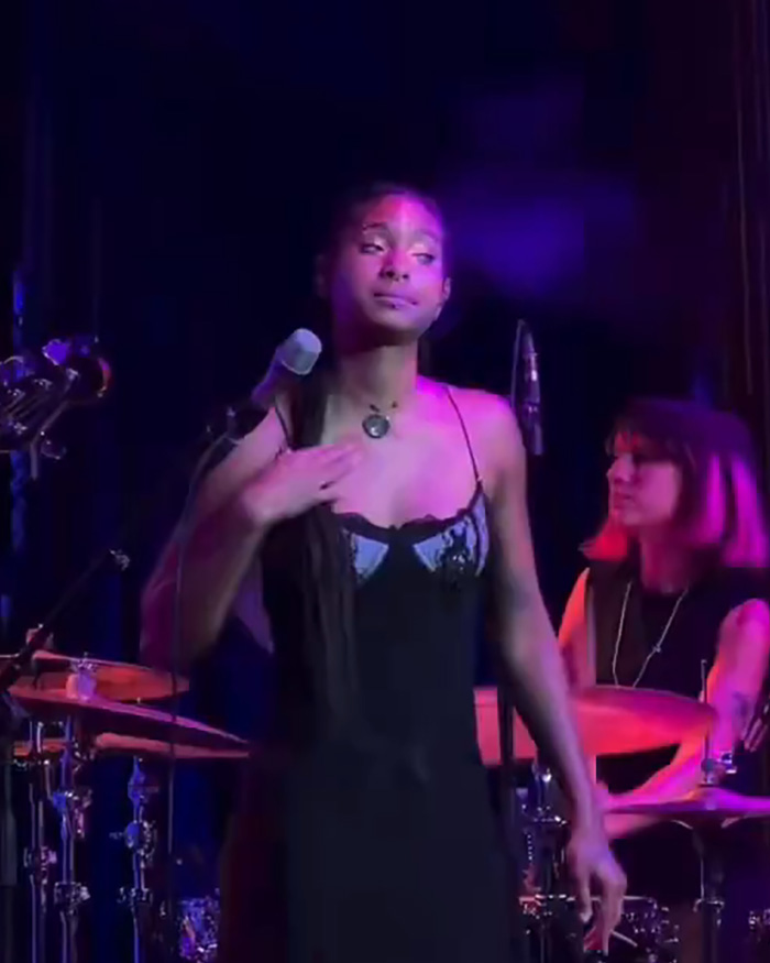 “No Idea What I Just Watched”: Will Smith’s Daughter Willow Roasted Over Bizarre Behavior During Live Performance “No Idea What I Just Watched”: Will Smith’s Daughter Willow Roasted Over Bizarre Behavior During Live Performance