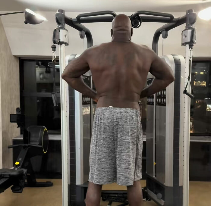 “That’s An Entire Leg”: Shaquille O’Neal’s Workout Video Ignites Chaos As Fans Obsess Over Unusual Detail “That’s An Entire Leg”: Shaquille O’Neal’s Workout Video Ignites Chaos As Fans Obsess Over Unusual Detail