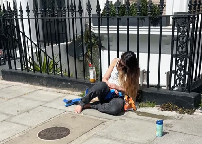 Royal Mother Found Passed Out On London Street With 3YO Child Playing Barefoot Nearby Royal Mother Found Passed Out On London Street With 3YO Child Playing Barefoot Nearby