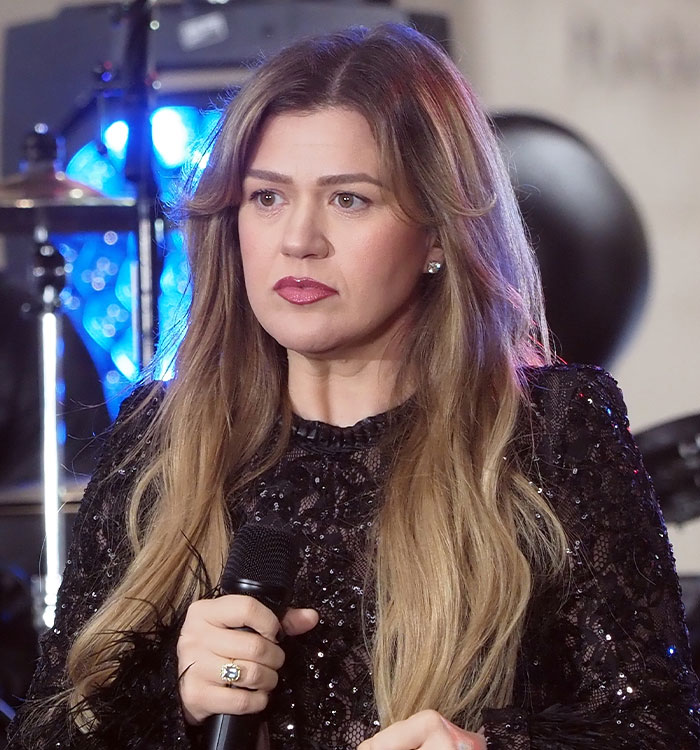 Body Language Expert Spots Telling Details In Kelly Clarkson&rsquo;s Leaked Security Footage As Store Feud Rages On