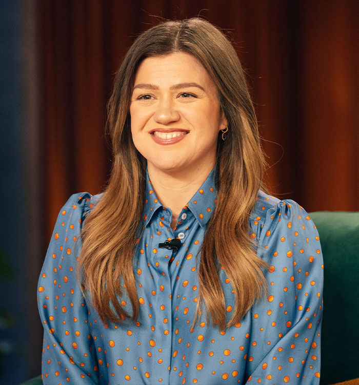 Body Language Expert Spots Telling Details In Kelly Clarkson&rsquo;s Leaked Security Footage As Store Feud Rages On