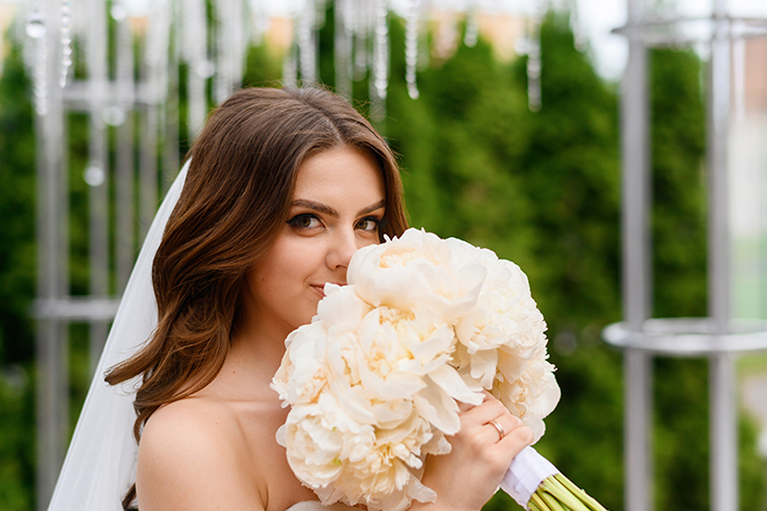 Guest Gets Roasted In Real Life And Online For Wearing A Dress That’s Even Whiter Than The Bride’s Gown Guest Gets Roasted In Real Life And Online For Wearing A Dress That’s Even Whiter Than The Bride’s Gown
