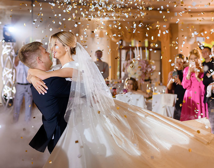 Guest Gets Roasted In Real Life And Online For Wearing A Dress That’s Even Whiter Than The Bride’s Gown Guest Gets Roasted In Real Life And Online For Wearing A Dress That’s Even Whiter Than The Bride’s Gown