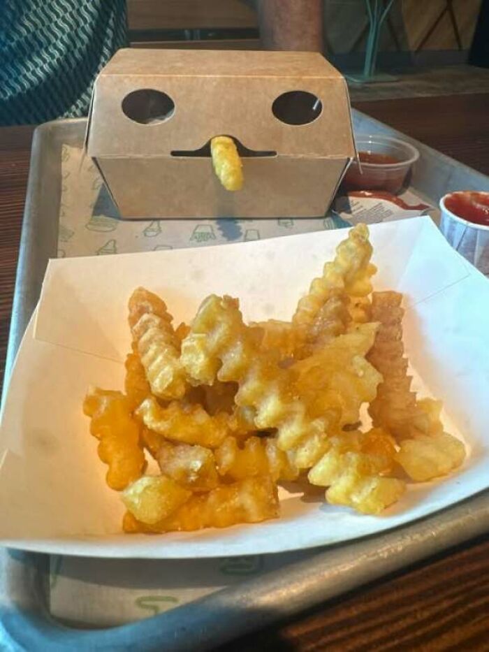 80 Random Objects That Accidentally Look Like They&rsquo;re Staring Right At You