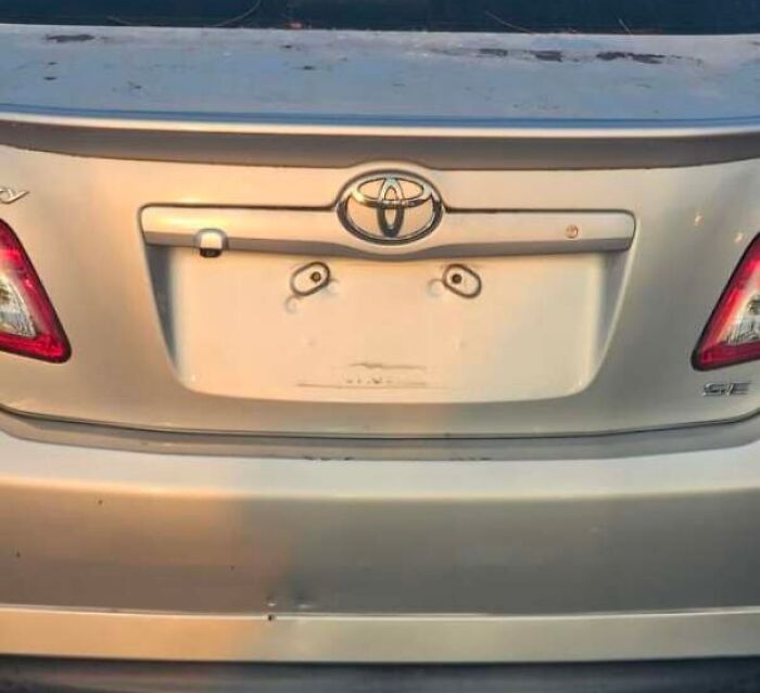 80 Random Objects That Accidentally Look Like They&rsquo;re Staring Right At You
