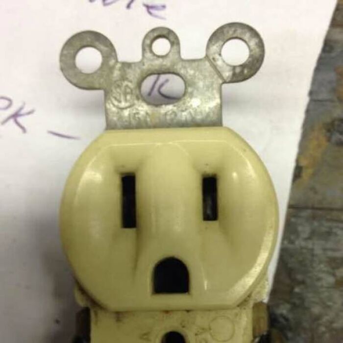 80 Random Objects That Accidentally Look Like They&rsquo;re Staring Right At You