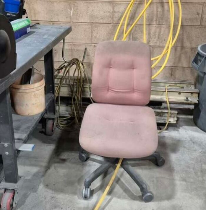 80 Random Objects That Accidentally Look Like They&rsquo;re Staring Right At You