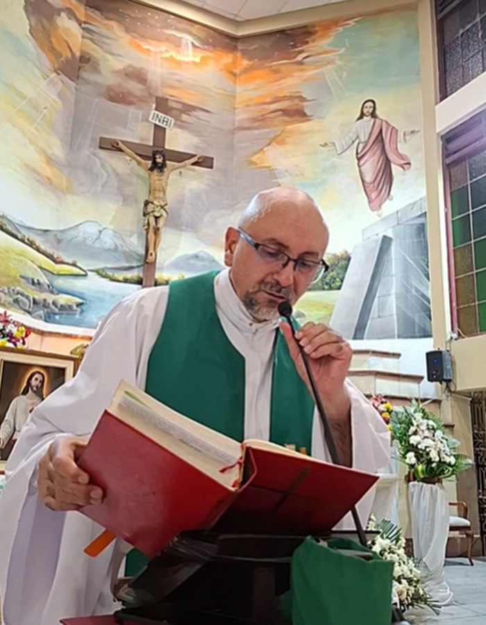 Priest Loses His Life After Massive Crucifix Falls On Him During Livestreamed Mass Priest Loses His Life After Massive Crucifix Falls On Him During Livestreamed Mass