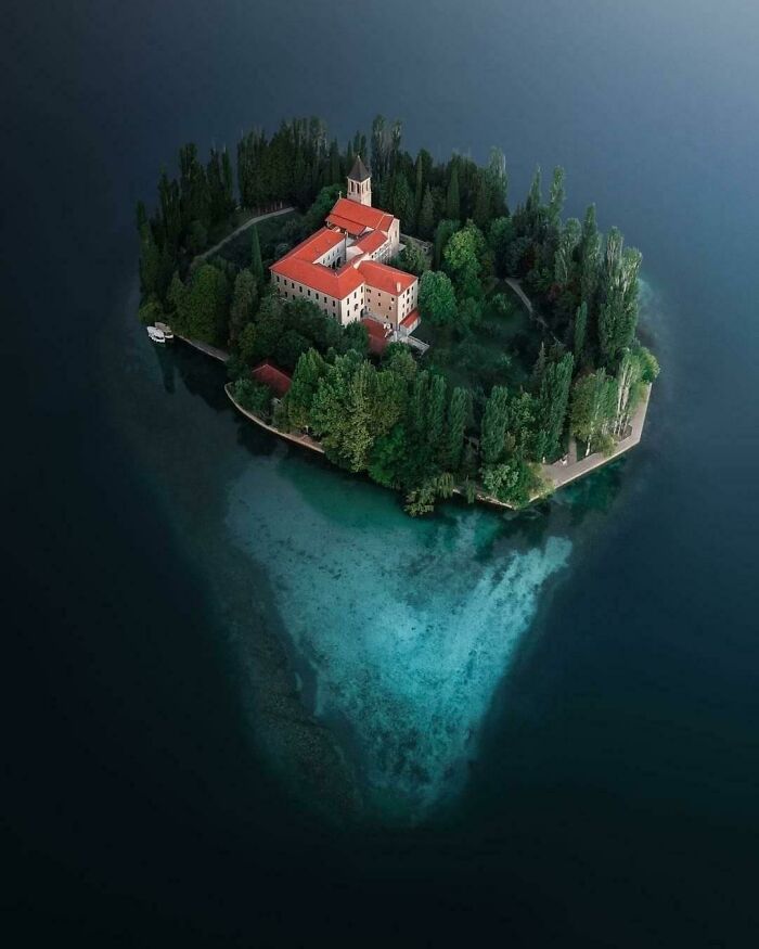 89 Creepy Deep-Water Photos That Might Stay In Your Head For A While