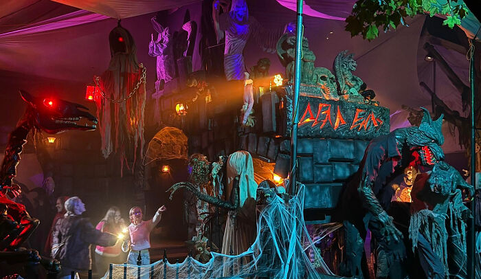 Neighborhood &lsquo;Karen&rsquo; Complains About Dad&rsquo;s Epic Halloween Display, Then The Whole Community Gets Involved
